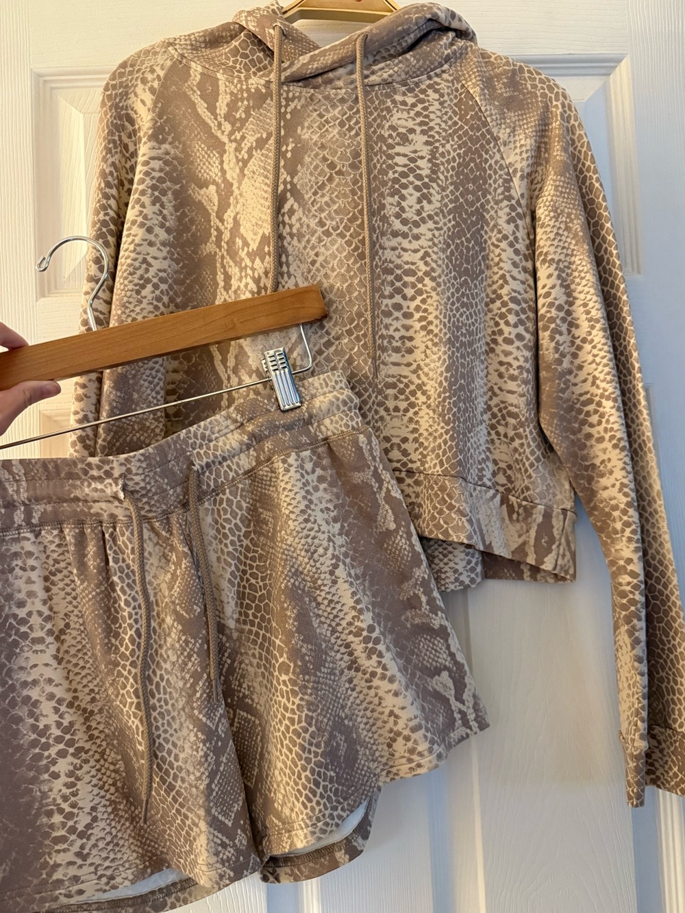 Snake Skin Hooded Shorts Set - Picture 3 of 3